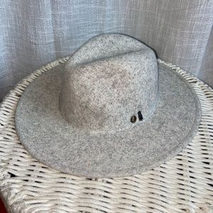 GREY FELT WIDE BRIM HAT
